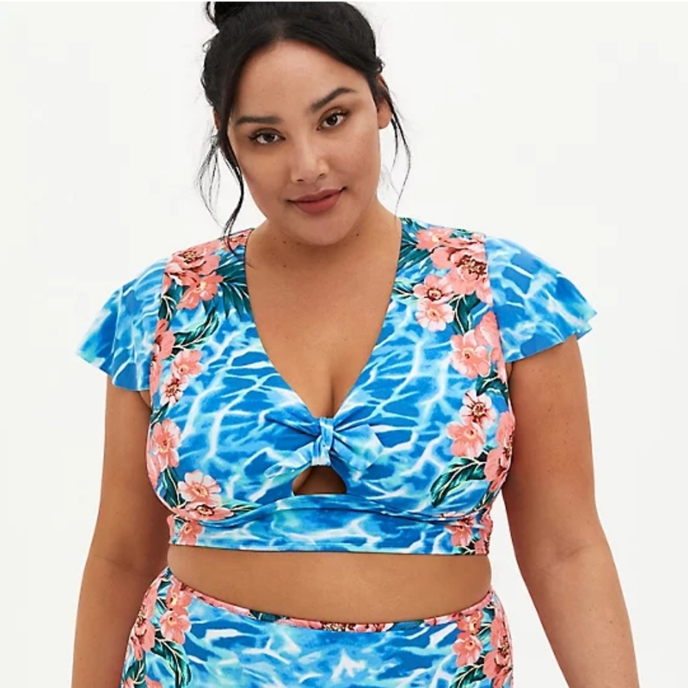 TORRID SIZE 6 (30 or 6X) BLUE WATER FLORAL SLEEVE SWIM TOP